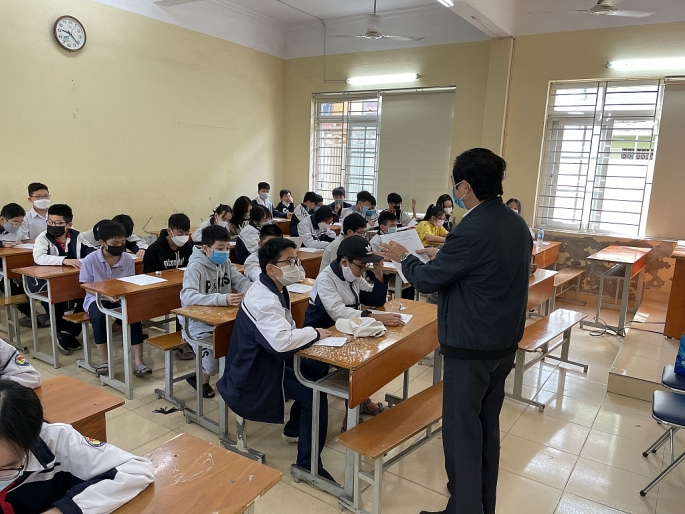 Hiệu trưởng Trường THCS Hùng Vương phổ biến cho học sinh trước khi tiêm
