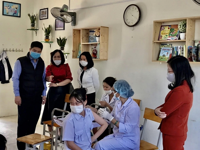 Lãnh đaọ phường Hùng Vương kiểm tra việc tiêm chủng