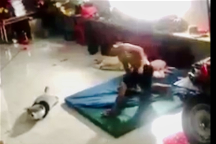 Có thể tước quyền nuôi con của người mẹ để người tình bạo hành con trai Có thể tước quyền nuôi con của người mẹ để người tình bạo hành con trai