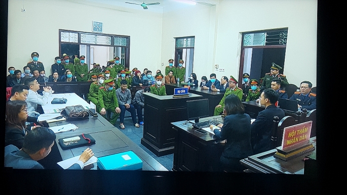 Bị cáo Lê Ngọc Hoàng bị tuyên 4 năm 6 tháng tù giam trong vụ xe container đâm Innova đi lùi trên cao tốc bi cao le ngoc hoang bi tuyen 4 nam 6 thang tu giam trong vu xe container dam innova di lui tren cao toc