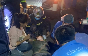 Sập giàn giáo, lực lượng cảnh sát cứu người bị mắc kẹt trong đống đổ nát