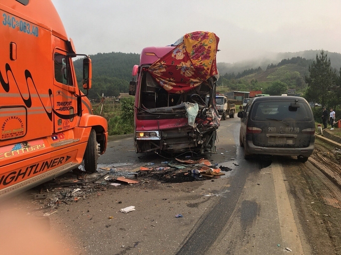 Sơn La: Va chạm với xe container, tài xế xe khách biển Lào bị gãy chân son la va cham voi xe container tai xe xe khach bien lao bi gay chan