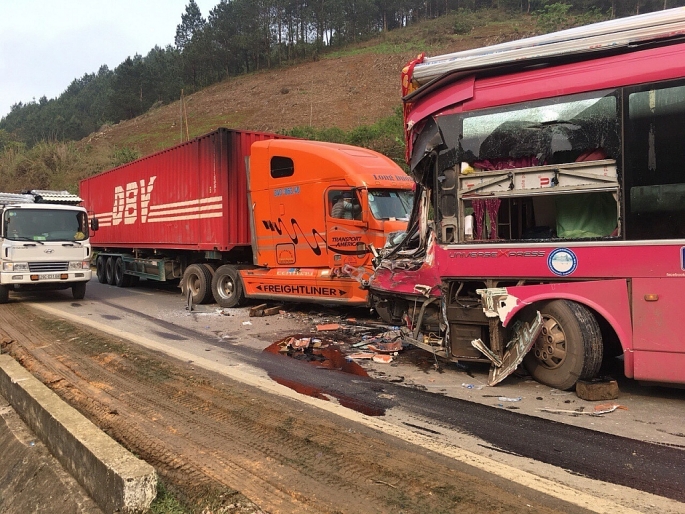 Sơn La: Va chạm với xe container, tài xế xe khách biển Lào bị gãy chân son la va cham voi xe container tai xe xe khach bien lao bi gay chan