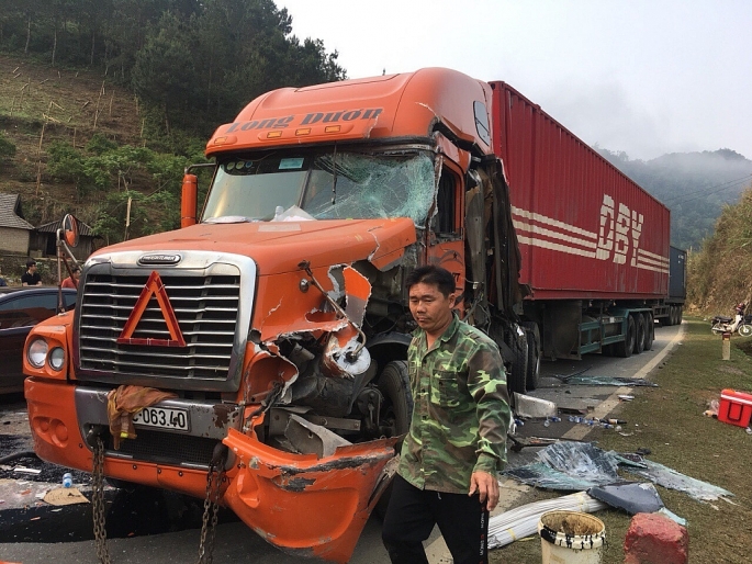 Sơn La: Va chạm với xe container, tài xế xe khách biển Lào bị gãy chân son la va cham voi xe container tai xe xe khach bien lao bi gay chan