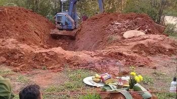 khoi to nguoi chong sat hai vo phi tang xac duoi gieng hoang