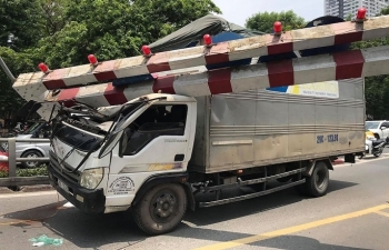 Xe tải đâm sập khung sắt hạn chế chiều cao cầu vượt Thái Hà – Chùa Bộc