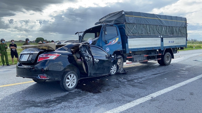 Hưng Yên: Va chạm với xe tải, 3 người trên xe ô tô con tử vong