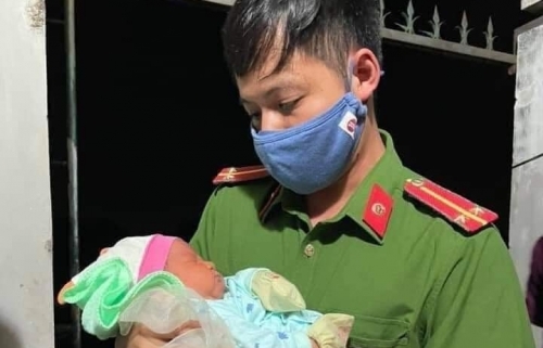 Mẹ đơn thân bỏ lại bé trai sơ sinh ở cánh đồng