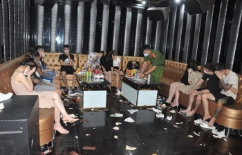 Hơn 40 đối tượng sử dụng trái phép ma túy tại quán hát karaoke