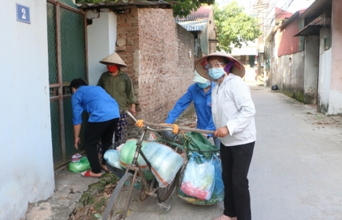 Dùng xe thồ, ba gác chuyển hàng tấn nhu yếu phẩm thiết yếu cho người dân