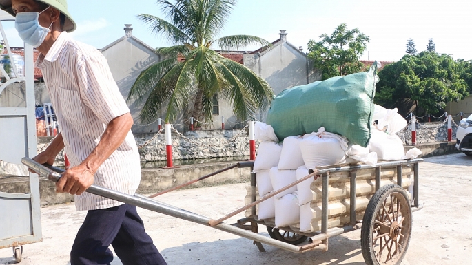 Dùng xe thồ, ba gác chuyển hàng tấn nhu yếu phẩm thiết yếu cho người dân