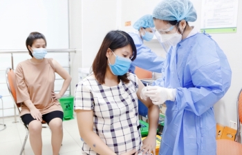 Bệnh viện phụ sản Hà Nội tiêm vắc-xin cho hàng trăm phụ nữ mang thai