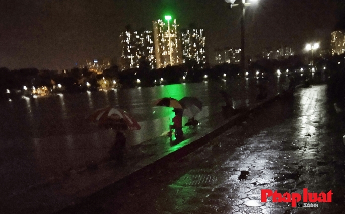 Hàng trăm người câu cá dưới trời mưa tại hồ Định Công
