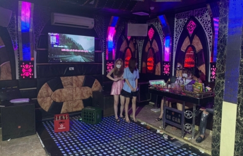 12 khách hát karaoke “chui” trong mùa dịch