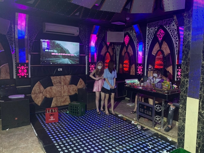 12 khách hát karaoke “chui” trong mùa dịch