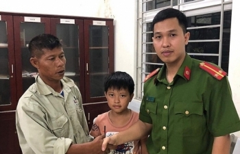 Bé trai 11 tuổi đi lạc qua cầu Thăng Long được công an giúp đỡ