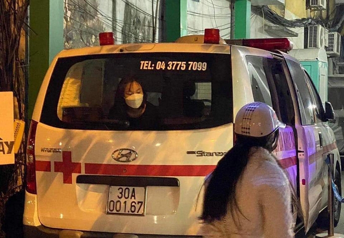 Nữ sinh cách ly trên xe cứu thương của bệnh viện suốt cả đêm