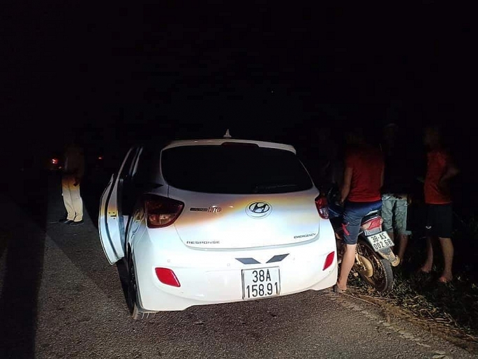 Hà Tĩnh: Một chiến sỹ CSGT bị hất lên nắp ca pô, tài xế bỏ chạy 3km ha tinh mot chien sy csgt bi hat len nap ca po tai xe bo chay 3km