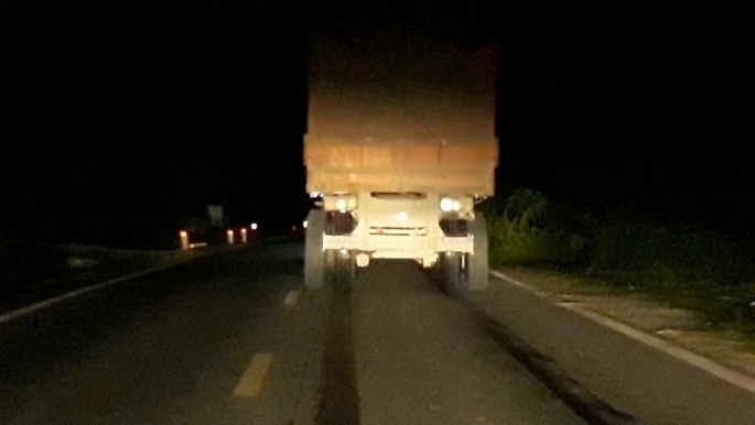 undefined Cần tăng cường kiểm soát xe quá khổ quá tải trên tuyến đường mòn Hồ Chí Minh