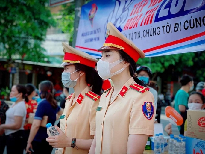 Nghệ An:  Nữ chiến sỹ CSGT “đội nắng” tiếp sức cho các sĩ tử
