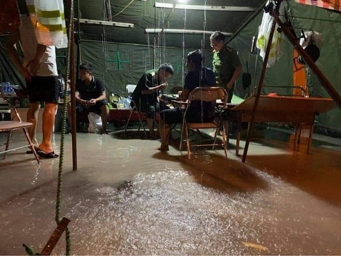 Đêm qua, triệu trái tim ngườ dân Hà Tĩnh đã thổn thức trước hình ảnh chốt trực bữa cơm chan cả nước mưa