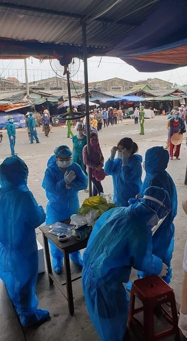 500 tiểu thương chợ đầu mối hoa quả, chợ Vinh lấy mẫu xét nghiệm vì có ca nhiễm cộng đồng