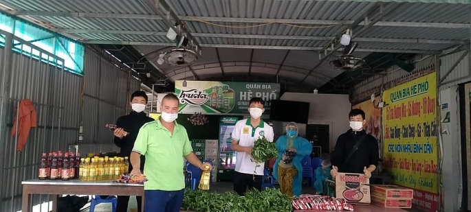 undefined “Nhóm bao đồng” giữa tâm dịch thành phố Vinh