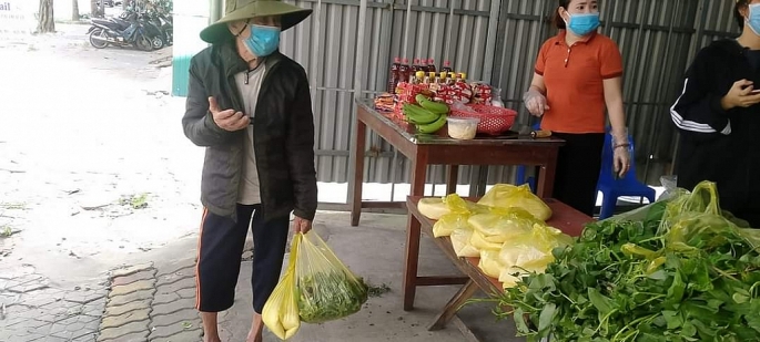 undefined “Nhóm bao đồng” giữa tâm dịch thành phố Vinh