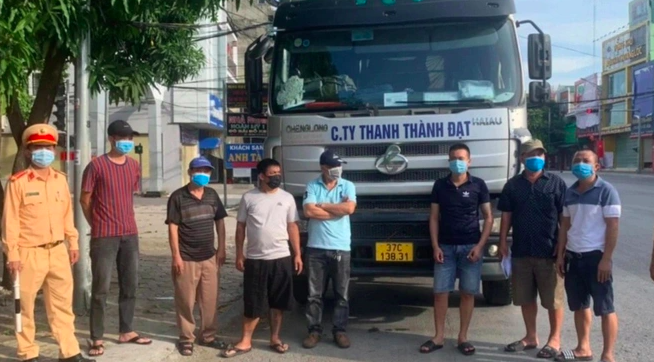 Tài xế xe đầu kéo giấu 6 người trên cabin thông chốt khỏi vùng dịch