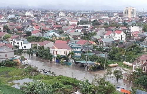 Người dân TP Vinh bơi... trên phố