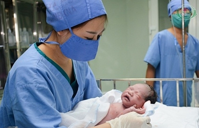 Hai bé gái thụ tinh trong ống nghiệm đầu tiên tại Nghệ An cùng chào đời