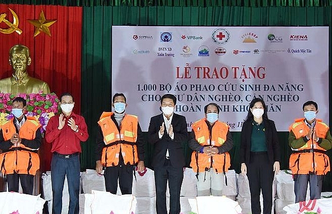 Nguyên Chủ tịch nước Trương Tấn Sang tặng áo phao cứu sinh đa năng cho ngư dân
