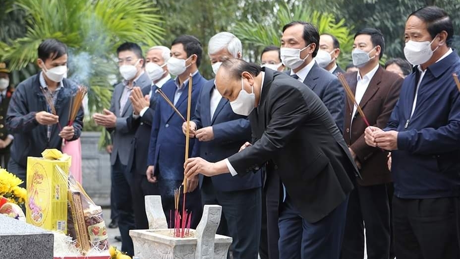 Chủ tịch nước dâng hương tại Khu lưu niệm Đại thi hào Nguyễn Du