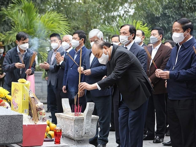 Chủ tịch nước dâng hương tại Khu lưu niệm Đại thi hào Nguyễn Du