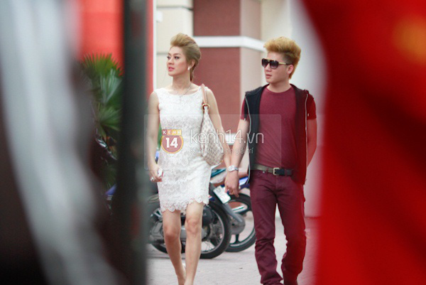 Khanh Chi Lâm nắm chặt tay bạn trai đi thử áo cưới 3 Khanh Chi Lâm nắm chặt tay bạn trai đi thử áo cưới 3