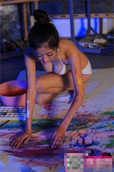 Gái đẹp gần như lõa thể vẽ tranh  4