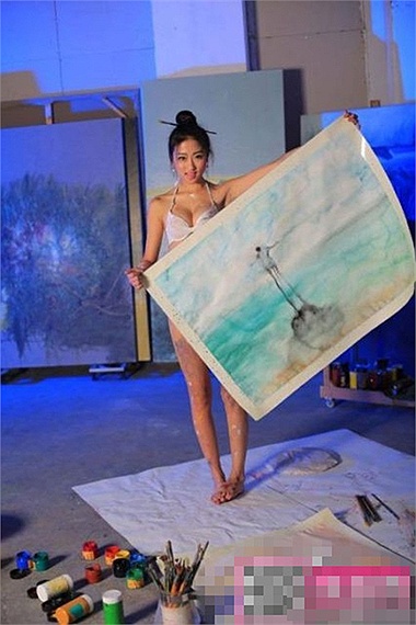 Gái đẹp gần như lõa thể vẽ tranh  6