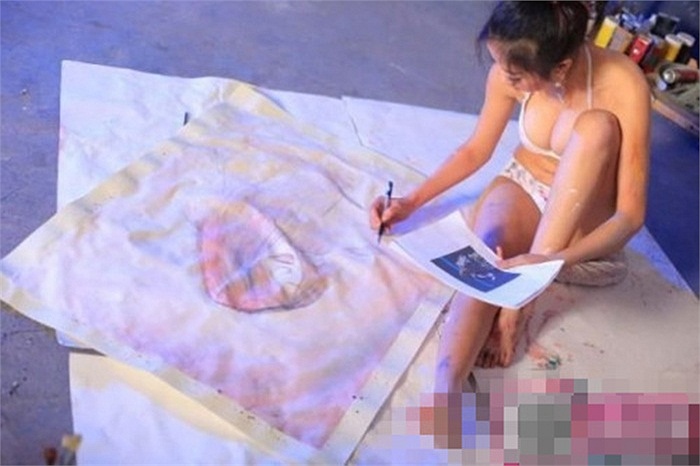 Gái đẹp gần như lõa thể vẽ tranh  7