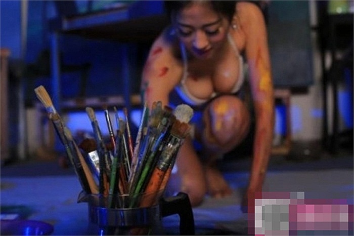 Gái đẹp gần như lõa thể vẽ tranh  9