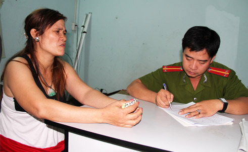 Chân dung kẻ chích thuốc lá vào tay trẻ, Tin tức trong ngày, chan dat tre an xin, bao hanh tre em, chich thuoc la dang chay vao tay tre, danh tre, chan dat an xin, ban hoa dao, ong chu, bao hanh, bao, tin tuc, tin hot, tin hay, vn