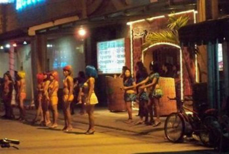 Tại Angeles, bạn có thể thấy các cô gái “bán hoa” và bán Viagra ở khắp nơi.