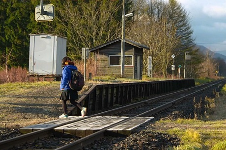 Nữ sinh duy nhất sử dụng dịch vụ ở nhà ga Kami-Shirataki