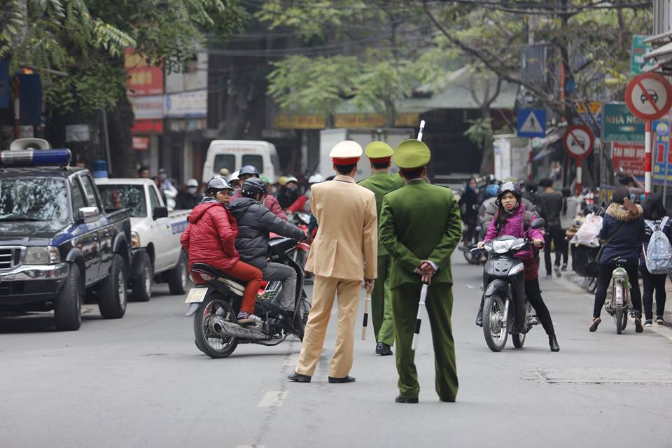 Lửa bao trùm cửa hàng nội thất trên phố Đê La Thành