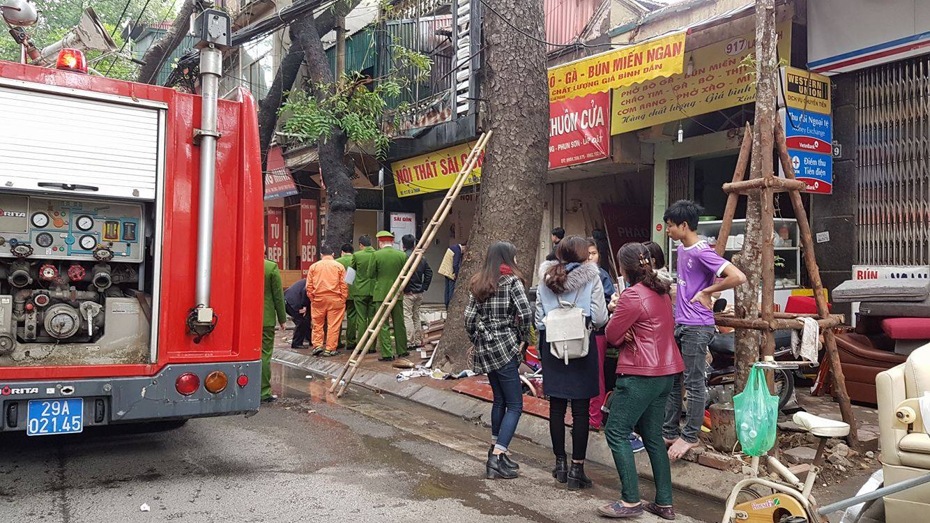 Lửa bao trùm cửa hàng nội thất trên phố Đê La Thành