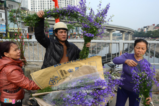 Người Hà Nội tấp nập mua sắm trong phiên chợ 29 Tết