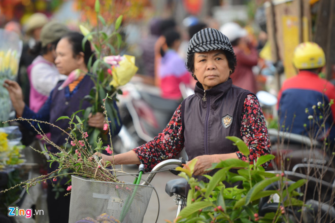 Người Hà Nội tấp nập mua sắm trong phiên chợ 29 Tết