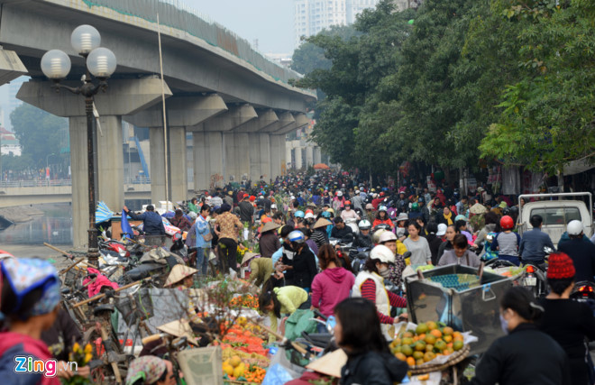 Người Hà Nội tấp nập mua sắm trong phiên chợ 29 Tết