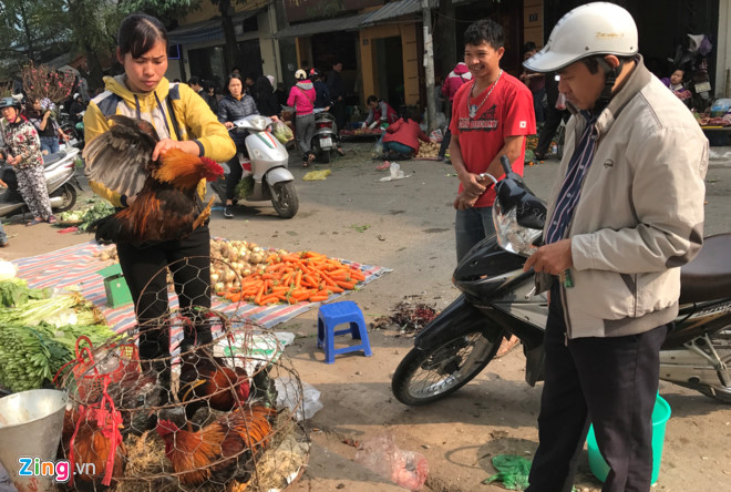 Người Hà Nội tấp nập mua sắm trong phiên chợ 29 Tết