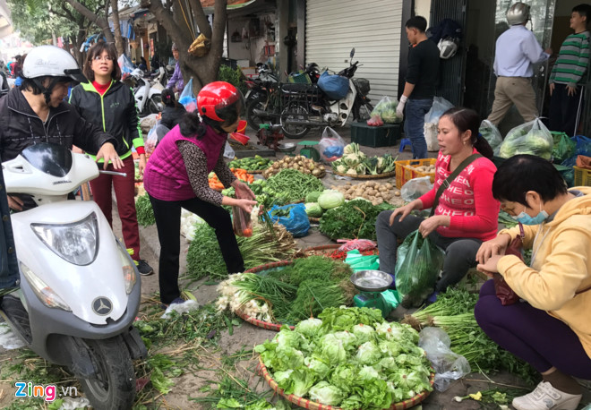 Người Hà Nội tấp nập mua sắm trong phiên chợ 29 Tết