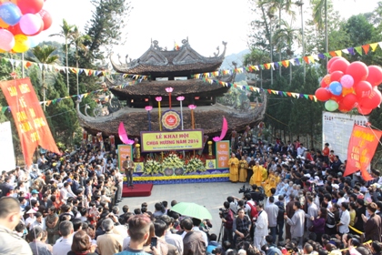 Hàng vạn du khách đổ về trẩy hội chùa Hương.